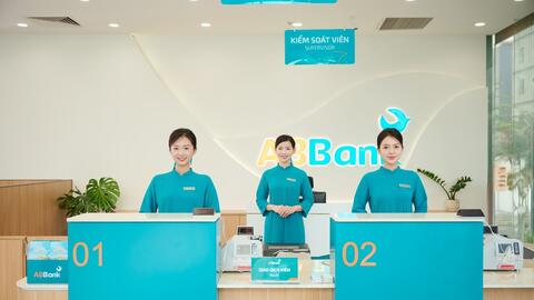 ABBank áp dụng mô hình quầy giao dịch đứng toàn hệ thống, tối ưu trải nghiệm
