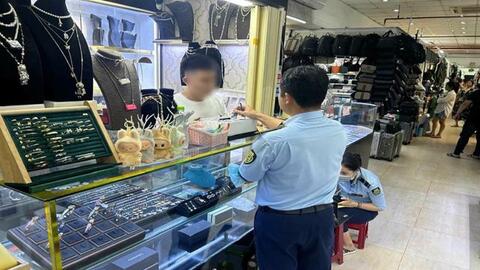TPHCM truy xét đối tượng đầu nậu, kho chứa hàng giả, hàng nhái