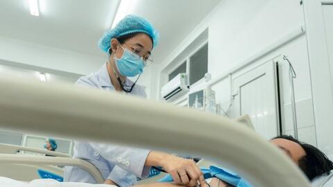 Ăn cá ngừ, người đàn ông bị phản vệ nặng