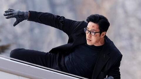 So Ji Sub chi khoảng 100 triệu won tặng vàng đoàn phim "Đặc vụ Kim tái khởi động"