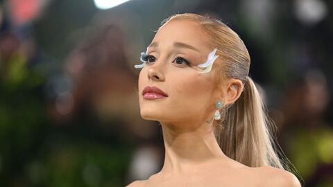 Ariana Grande tiếp tục thu hút sự chú ý sau thông báo tạm nghỉ