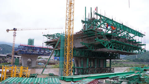 Cầu biên giới nối Lào Cai với Trung Quốc dần hiện hình