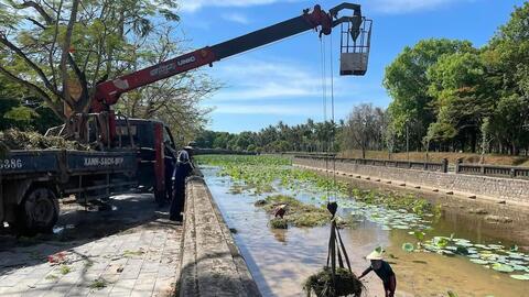 Rác ở lòng hồ Thành cổ vẫn còn ngổn ngang