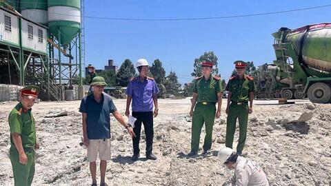 Khởi tố Phó Giám đốc và 1 nhân viên liên quan vụ đổ hơn 1.800 tấn bã bê tông trái phép
