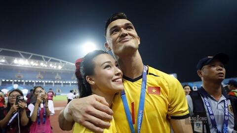 Khoảnh khắc MC Hoàng Oanh ôm thủ môn Lê Giang Patrik ở Mỹ Đình gây sốt