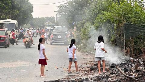 Rác thải, khói đốt rác bủa vây khu vực Trường Tiểu học Yên Nghĩa