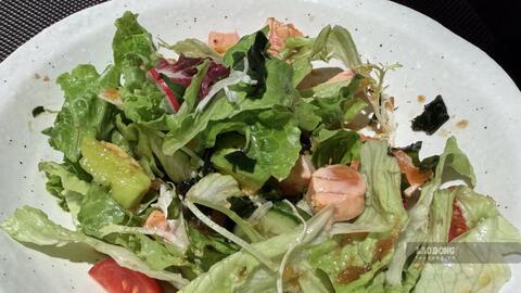 Salad bơ cá hồi cho bữa tối nhẹ bụng, hỗ trợ kiểm soát cân nặng