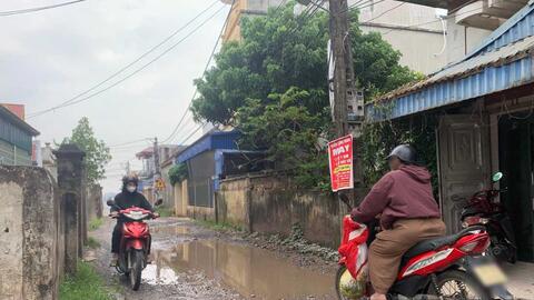 Đoạn đường 30m dang dở suốt 10 năm, người dân đi lại khó khăn ở Ninh Bình