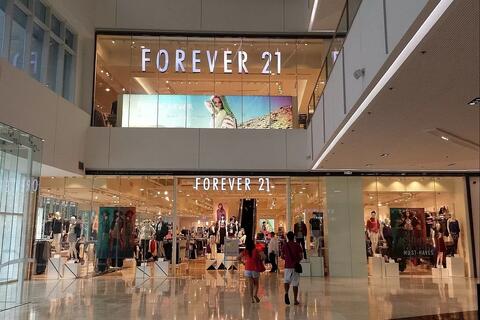‘Đế chế’ Forever 21 sụp đổ và câu chuyện bay trên 'đôi cánh’ thương mại điện tử