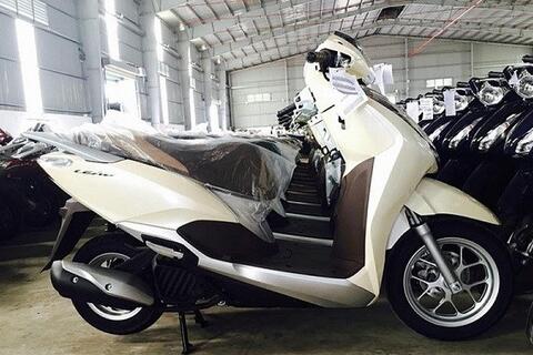 So sánh giá xe máy Honda Lead và Yamaha Grande ngày 31.3