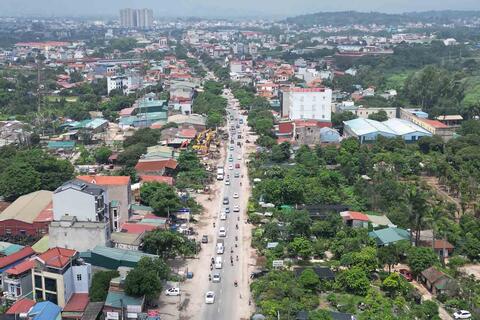 Máy móc tập kết chuẩn bị xây cầu trên Quốc lộ 6 Hà Nội