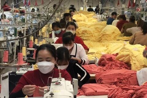 Hỗ trợ vợ chồng sinh con, nuôi con từ chính sách việc làm, tiền lương