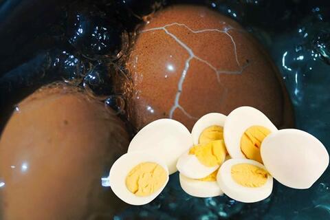 Lý do nên cho muối vào nước khi luộc trứng
