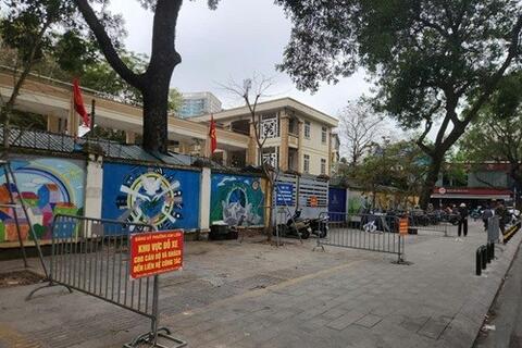 Phường Kim Liên lắp rào chắn, ngăn ô tô lấn chiếm vỉa hè cổng trường