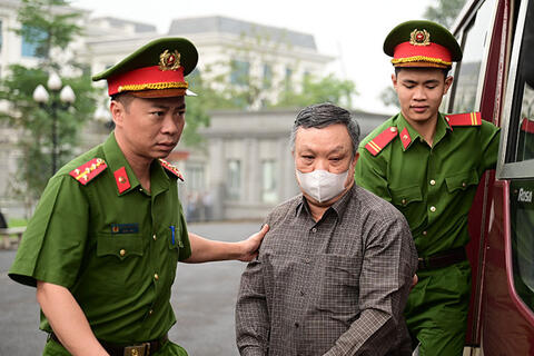Dẫn giải cựu Thứ trưởng Hoàng Văn Thắng vào phòng xử án