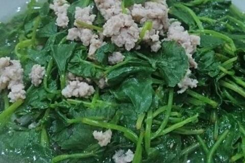 Bổ gan bằng cách ăn canh rau má nấu thịt nạc