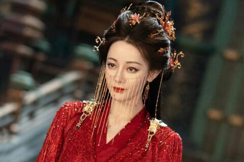 Địch Lệ Nhiệt Ba từng bị chê bai ngoại hình, không hợp đóng vai chính