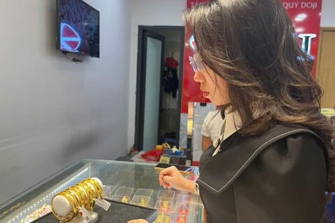 Giá vàng hôm nay (18/4): Vàng thế giới tiến gần mốc 4.900 USD