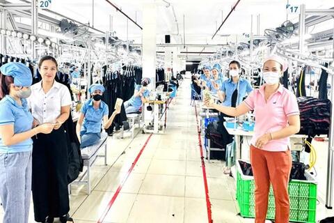 Doanh nghiệp hỗ trợ tiền xăng giúp công nhân bớt áp lực