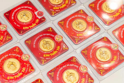 Giá vàng hôm nay (28/4): Rời xa mốc 4.700 USD/ounce