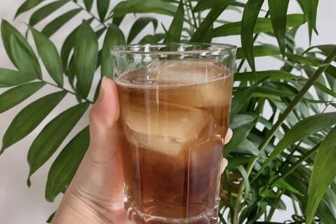 Uống nước ngọt có ga màu sẫm mỗi ngày ảnh hưởng gì đến thận