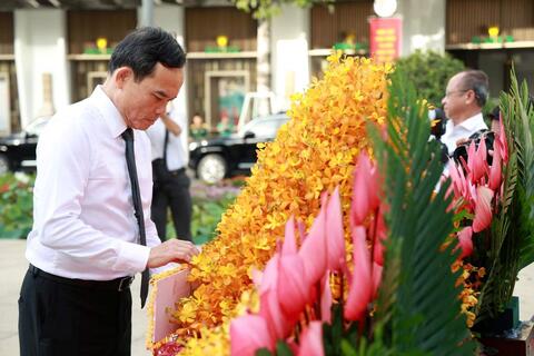 Lãnh đạo TPHCM dâng hoa tưởng nhớ Chủ tịch Hồ Chí Minh