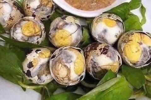 Ai không nên ăn trứng vịt lộn thường xuyên?