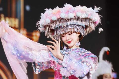 Bảo Ngọc ghi điểm với Dances of the World, 7 Hoa hậu Thế giới hội ngộ