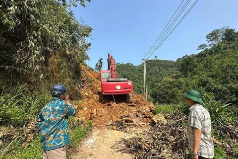 Khẩn cấp mở đường sau vụ sạt lở khiến hơn 100 người dân vùng cao bị cô lập