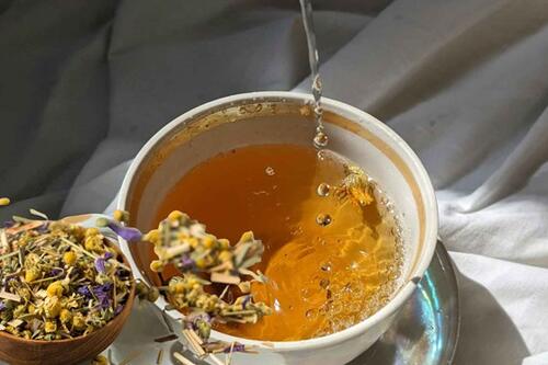 Uống trà hoa cúc hỗ trợ giảm axit uric