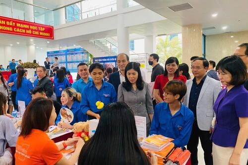 Thưởng Tết sớm cho lao động mới: Cách giữ chân nhân sự