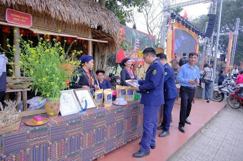 Đẩy mạnh kiểm soát thị trường, an toàn thực phẩm dịp lễ hội đầu xuân