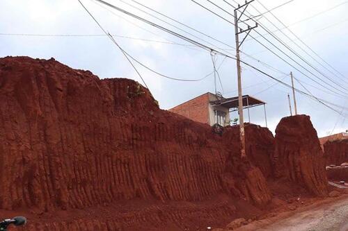 Vụ thi công hạ cốt nền đường khiến nhà dân cheo leo, Đồng Nai yêu cầu tạm dừng