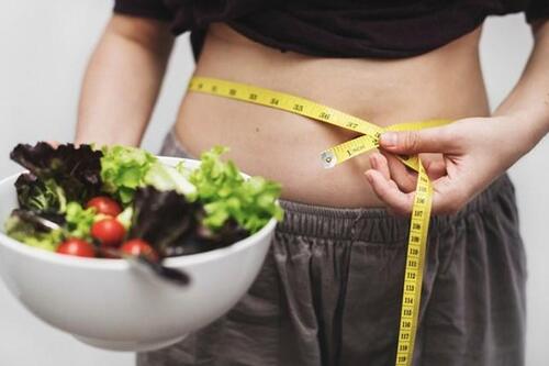 Vì sao chỉ cắt giảm calo hiếm khi giúp giảm cân lâu dài?