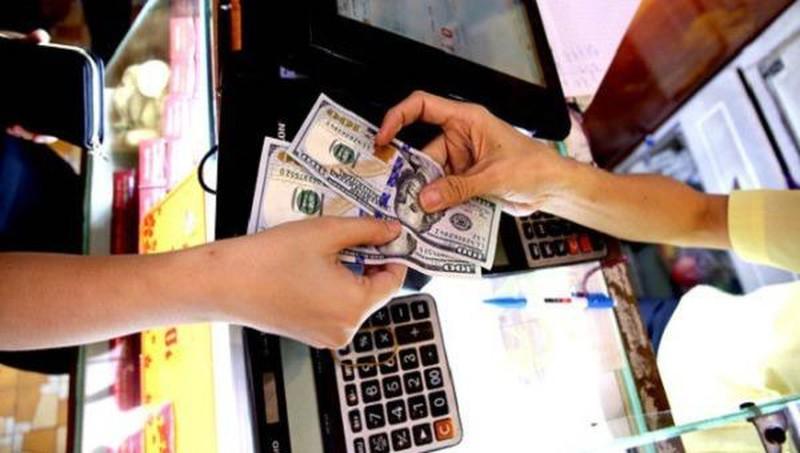Cuối tuần, đồng đô la tại các ngân hàng thương mại tăng mạnh