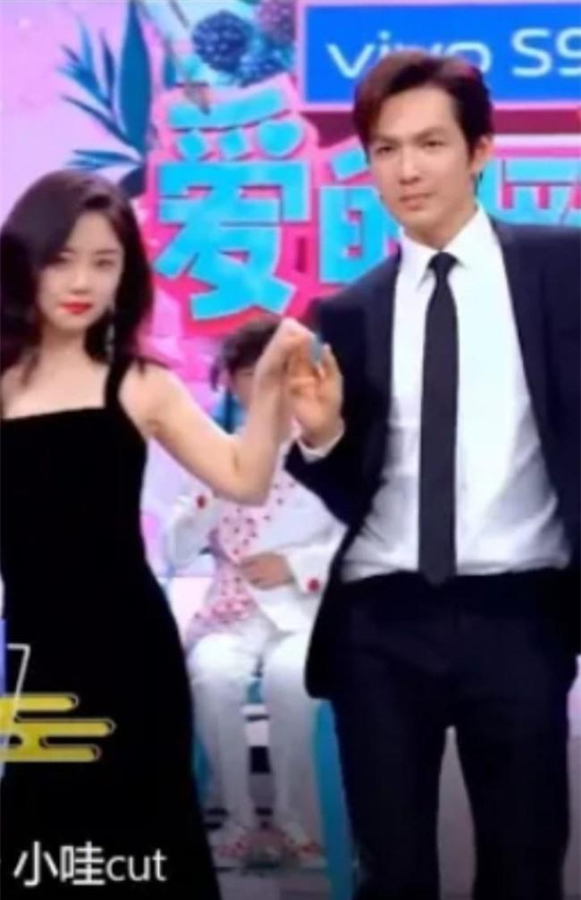 Phát sốt với cảnh tình tứ của Chung Hán Lương - Đàm Tùng Vận trên show, fan Cẩm tâm tựa ngọc rần rần vì điều này - Ảnh 3. Phát sốt với cảnh tình tứ của Chung Hán Lương - Đàm Tùng Vận trên show, fan Cẩm tâm tựa ngọc rần rần vì điều này - Ảnh 3.