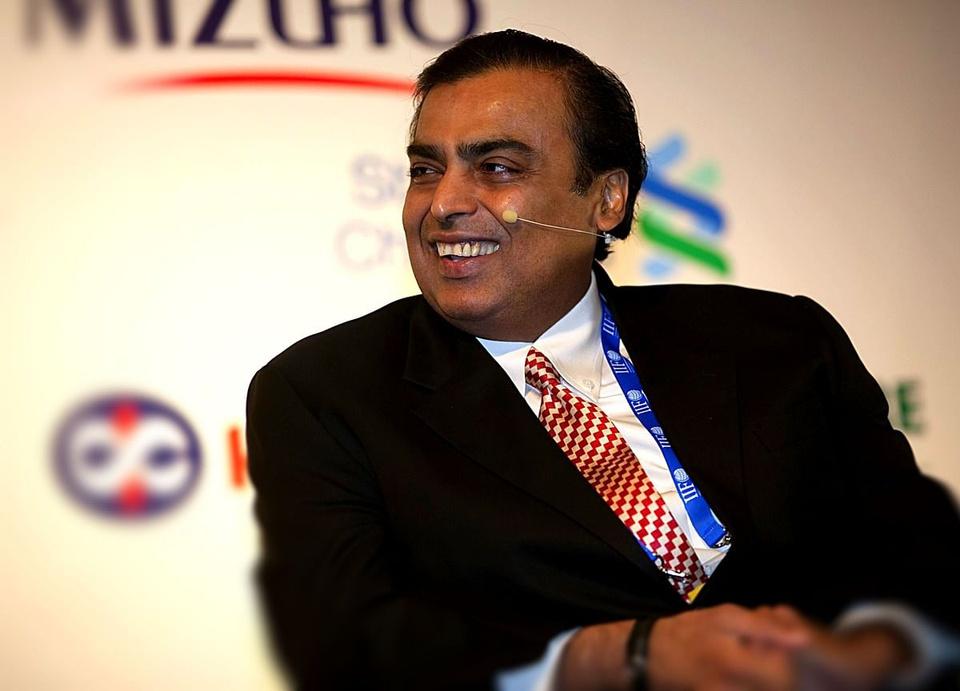 Nhờ học hỏi từ người cha tài giỏi và nghiêm khắc, ông Mukesh biến Reliance Industries thành doanh nghiệp trị giá hàng tỷ USD ở hiện tại. Ảnh: Bloomberg. Nhờ học hỏi từ người cha tài giỏi và nghiêm khắc, ông Mukesh biến Reliance Industries thành doanh nghiệp trị giá hàng tỷ USD ở hiện tại. Ảnh: Bloomberg.