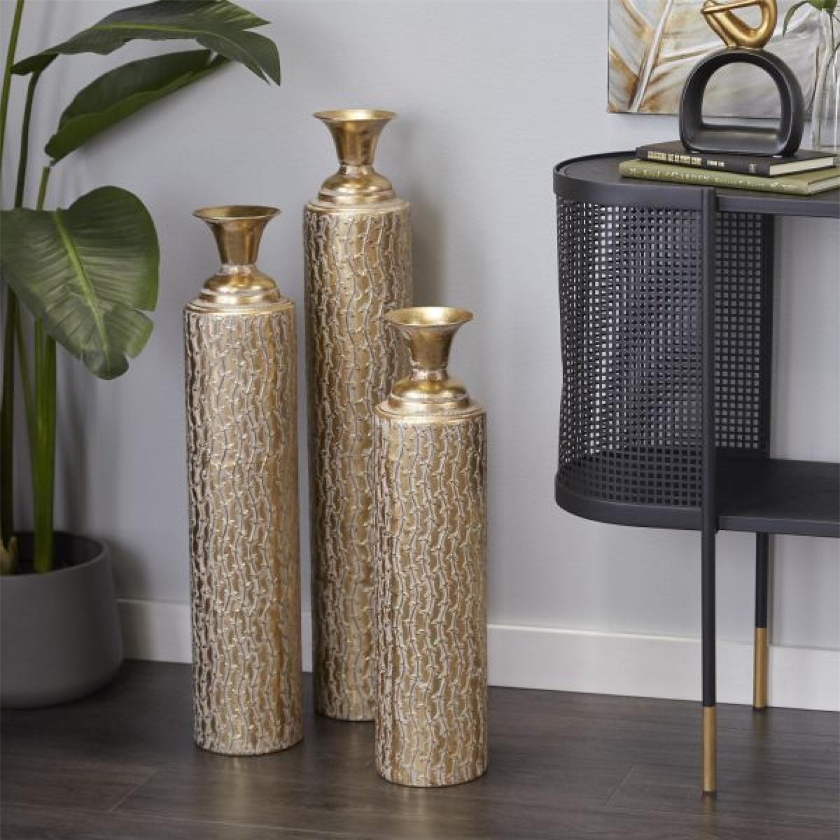 Được chế tác từ gỗ, bộ bao gồm 3 chiếc lọ với kích thước khác nhau, chạm khắc tinh xảo và hoàn thiện bằng màu vàng quyến rũ, sẽ tôn lên vẻ sang trọng của chủ đề trang trí hiện đại.