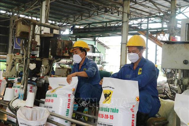 Công ty phân bón Bình Điền (Long An) đang thực hiện nhiều chính sách như giảm chi phí sản xuất, tăng công suất, hỗ trợ phí vận chuyển cho đại lý nhằm giảm đà tăng giá phân bón, đảm bảo nguồn cung cho thị trường. Ảnh: Bùi Giang/TTXVN Công ty phân bón Bình Điền (Long An) đang thực hiện nhiều chính sách như giảm chi phí sản xuất, tăng công suất, hỗ trợ phí vận chuyển cho đại lý nhằm giảm đà tăng giá phân bón, đảm bảo nguồn cung cho thị trường. Ảnh: Bùi Giang/TTXVN