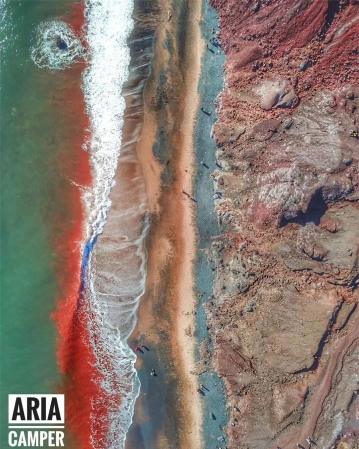 Hòn đảo độc nhất hành tinh với bờ biển đỏ như máu, cát có thể chế thành món ăn - 2