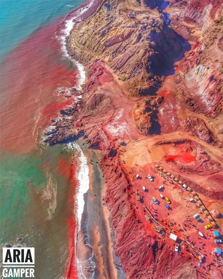 Hòn đảo độc nhất hành tinh với bờ biển đỏ như máu, cát có thể chế thành món ăn - 1