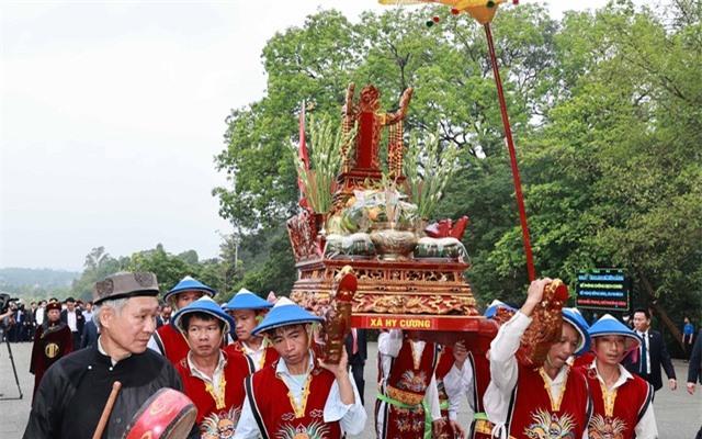 Đoàn rước kiệu dâng lễ vật hương, hoa, bánh chưng, bánh giầy gắn liền với những truyền thuyết về vua Hùng (Ảnh: TTXVN) Đoàn rước kiệu dâng lễ vật hương, hoa, bánh chưng, bánh giầy gắn liền với những truyền thuyết về vua Hùng (Ảnh: TTXVN)