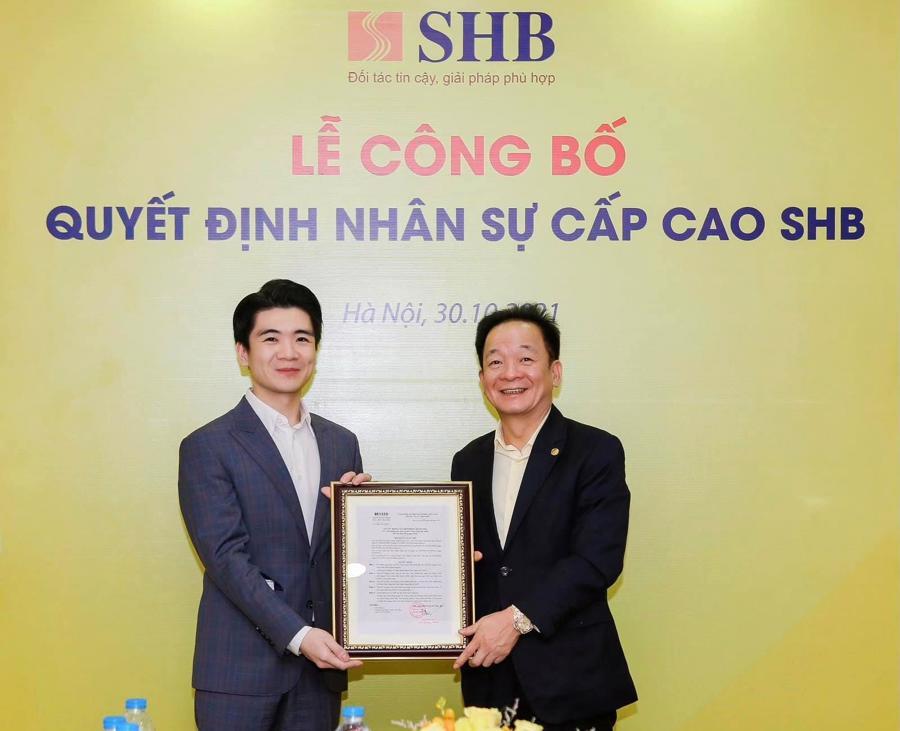 Bầu Hiển cùng con trai cả tại lễ bổ nhiệm nhân sự hồi cuối năm 2021. Ảnh FBNV.