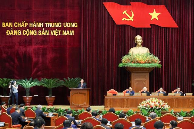 Ủy viên Bộ Chính trị, thường trực Ban Bí thư Võ Văn Thưởng báo cáo Trung ương về nội dung chương trình hội nghị. Theo đó Hội nghị Trung ương sẽ xem xét, thảo luận nhiều vấn đề quan trọng, trong đó có đất đai - Ảnh: VGP/Nhật Bắc