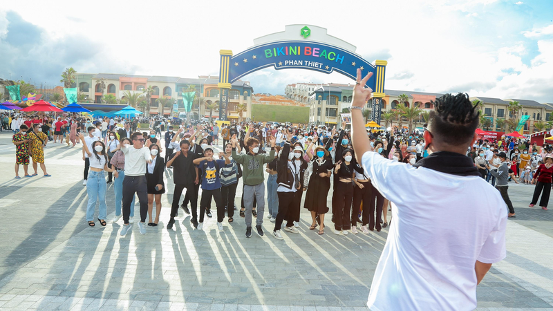 Không gian lễ hội tưng bừng tại NovaWorld Festival, mang lại một mùa hè lý tưởng cho hàng ngàn du khách ghé thăm.