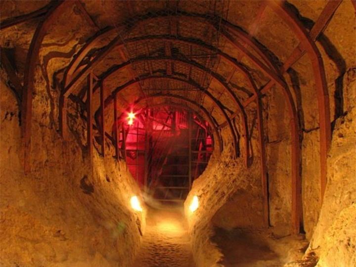 Địa điểm xinh đẹp độc nhất miền Đông Ukraine khiến du khách thế giới kinh ngạc - 11