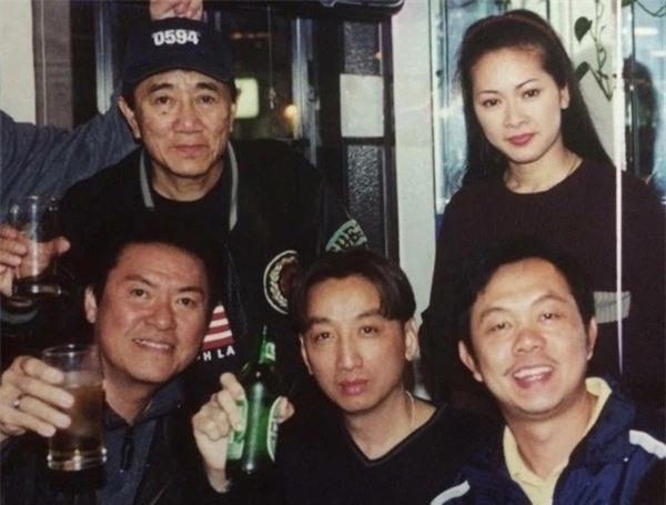 ‘Ông hoàng nhạc nghèo’ Trường Vũ: Cát-xê ‘khủng’, quá khứ khổ cực và điều ít biết về vợ con