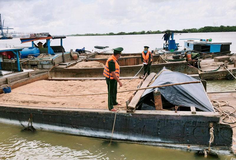 Bắt giữ 03 ghe tải vận chuyển, khai thác cát trái phép trên sông Đồng Nai ảnh 1