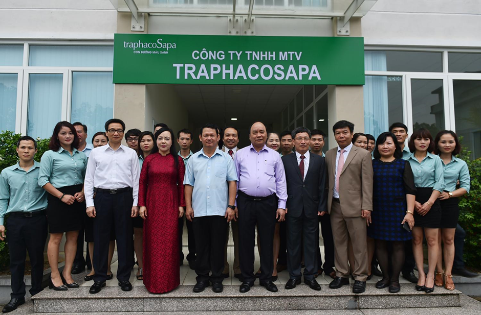 Thủ tướng Nguyễn Xuân Phúc chụp ảnh cùng các thành viên Công ty TNHH MTV TRAPHACO Sa Pa. Thủ tướng Nguyễn Xuân Phúc chụp ảnh cùng các thành viên Công ty TNHH MTV TRAPHACO Sa Pa.