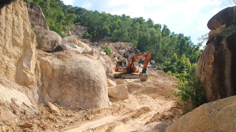 “Đá tặc” đưa xe múc lên đến gần đỉnh núi Hòn Chà để khai thác (ảnh chụp chiều 19/6).